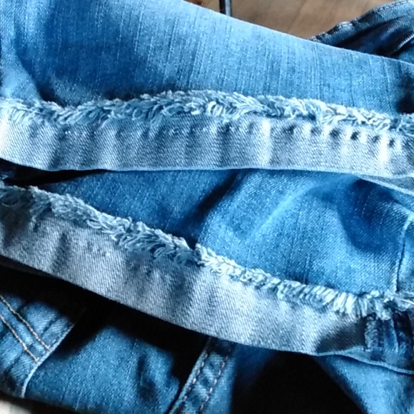 Levi's Mid Rise Cuffed Fringed Hem Bermuda Shorts Womens 10 - Picture 5 of 5